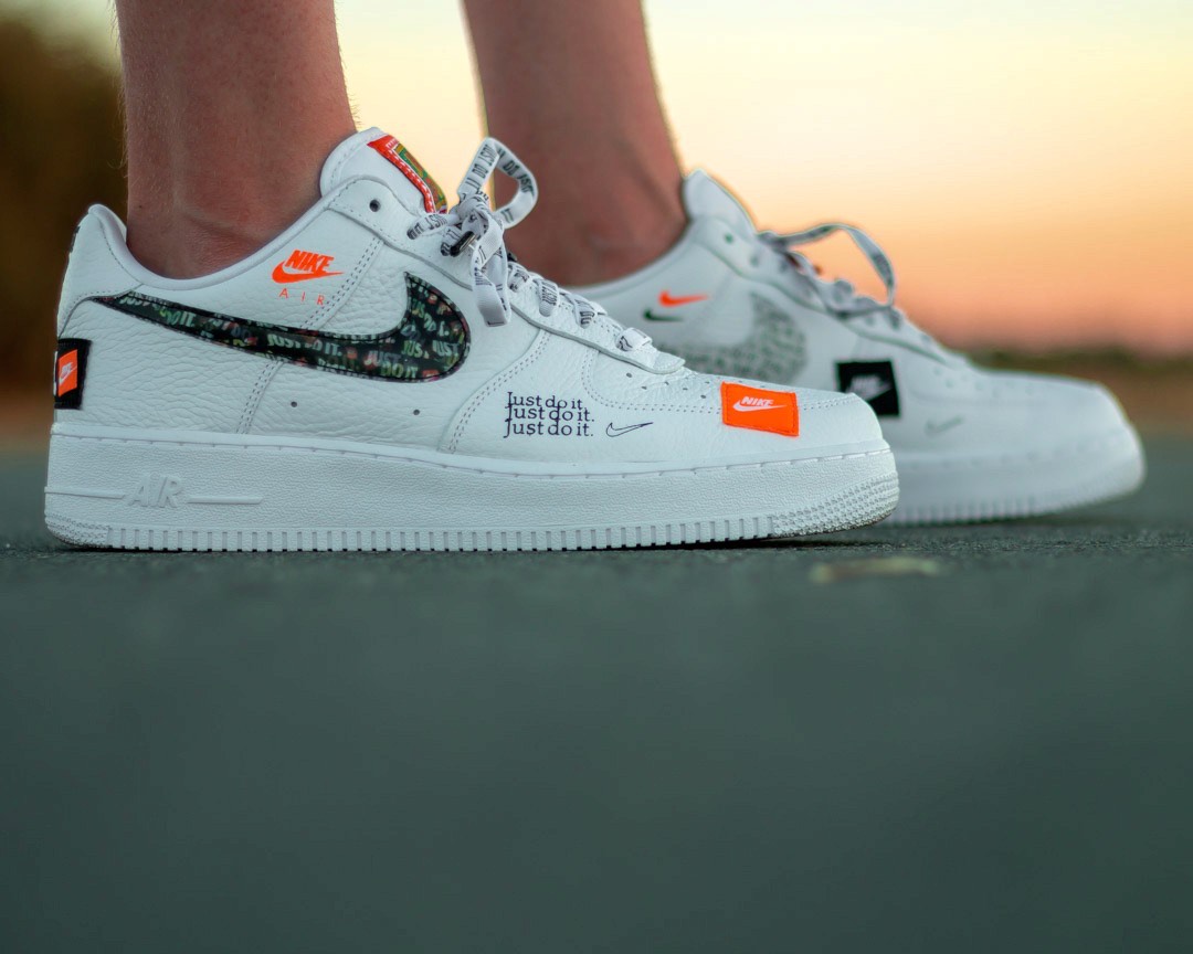 Productfotografie van witte sneakers op het asfalt tijdens golden hour — Amped Productions